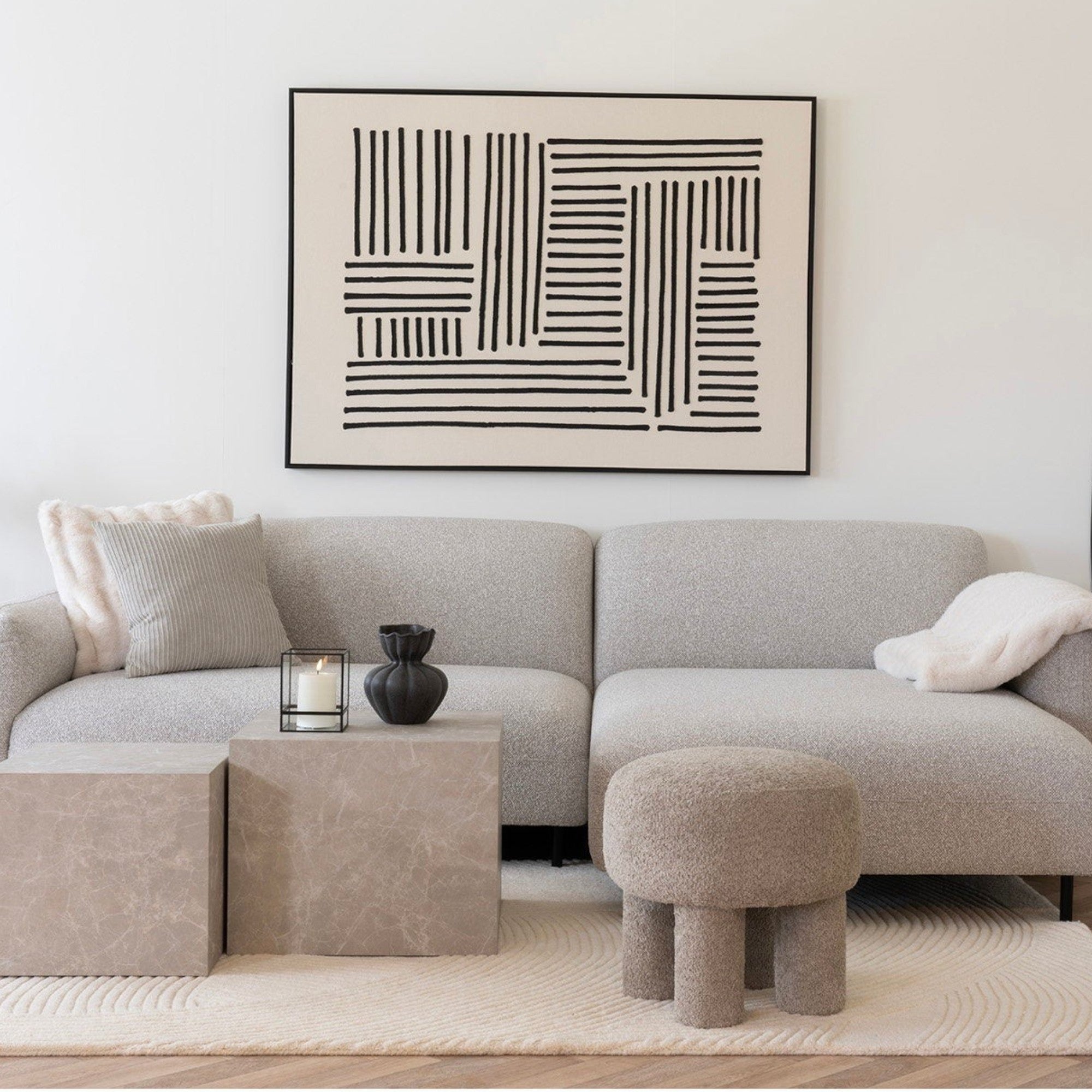 Kayu Living light grey polyester pouf with a timeless design, perfect for extra seating or a footrest. Ø43 x H43 cm.