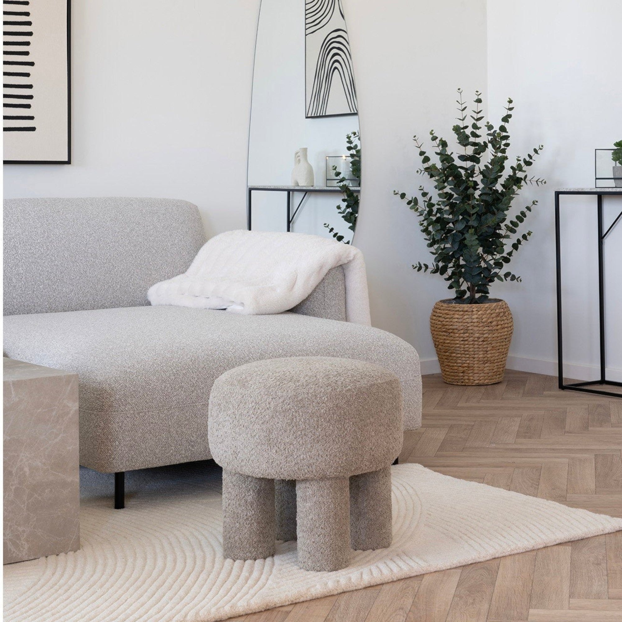 Kayu Living light grey polyester pouf with a timeless design, perfect for extra seating or footrest. Ø43 x H43 cm.